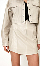 Юбка длины мини из экокожи с рельефными швами и накладными карманами сзади. Потайная застежка на молнию. Паты на поясе для ремня.