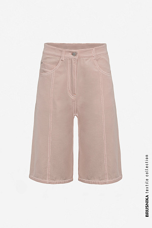 бежевый Джинсовые шорты из 100% хлопка. Модель с карманами и шлевками для ремня на поясе. Застежка на молнию и пуговицу. 