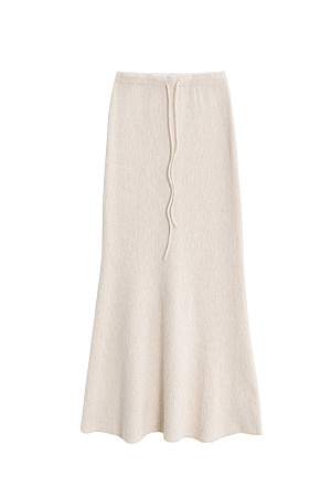 молочный Трикотажная юбка длины макси из буклированной пряжи. Модель по фигуре с расклешенным подолом и поясом, дополненным кулиской. Дополнить образ можно джемпером в таком же стиле. 