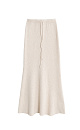 Трикотажная юбка длины макси из буклированной пряжи. Модель по фигуре с расклешенным подолом и поясом, дополненным кулиской. Дополнить образ можно джемпером в таком же стиле. 