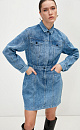 Джинсовое платье длины мини из 100% хлопка. Модель приталенного силуэта, с длинными рукавами, отложным воротником, нагрудными карманами с клапанами и боковыми карманами на поясе для ремня. Застежка на металлические кнопки.