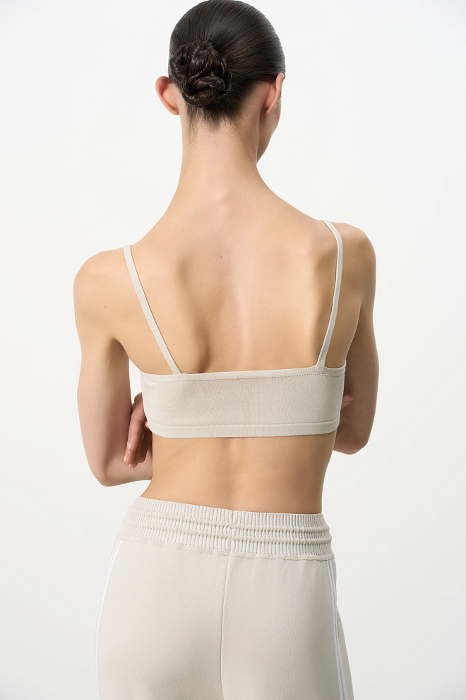 Укороченный топ на тонких бретелях