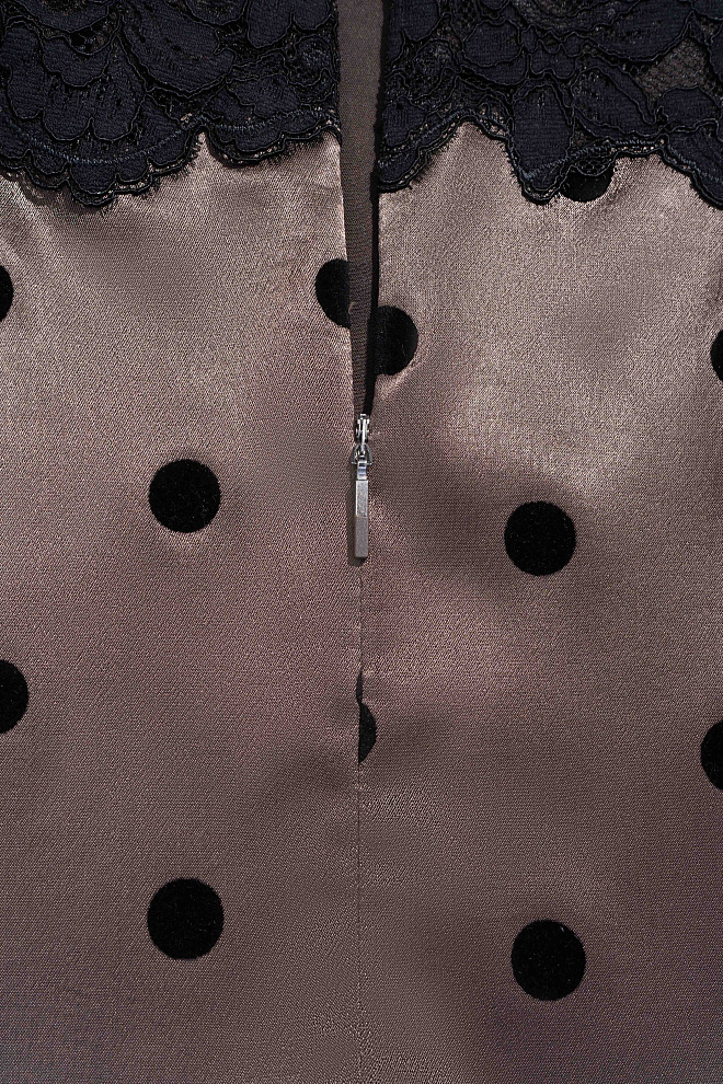 Атласное платье-комбинация в горох