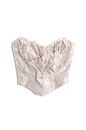 молочный Корсет из жатого жаккарда с растительным орнаментом. Модель без бретелей, с фигурным вырезом декольте, драпировкой и объемным декором. Шнуровка на спинке через металлические люверсы.