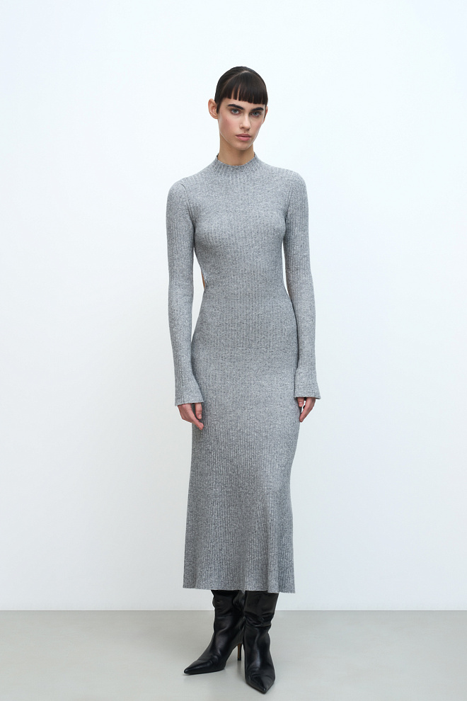 Трикотажное платье с открытой спиной