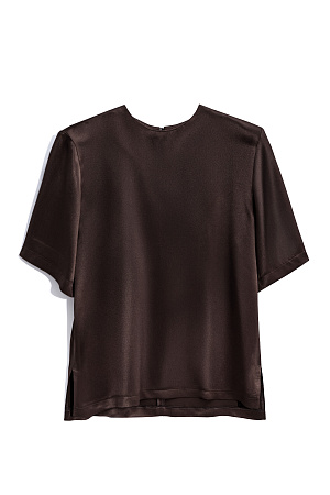 коричневый Удлиненная футболка из 100% атласной вискозы. Модель свободного силуэта с подплечниками и широкими рукавами.