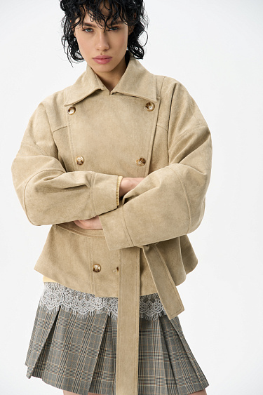 Двубортный короткий тренч под замшу