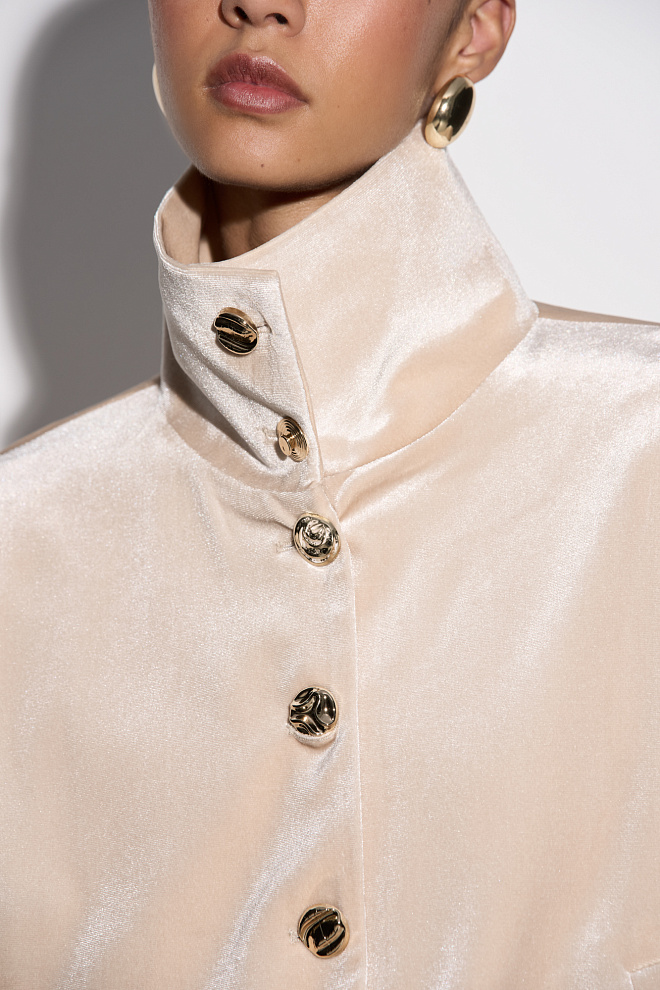 Бархатный бомбер с воротником-стойкой