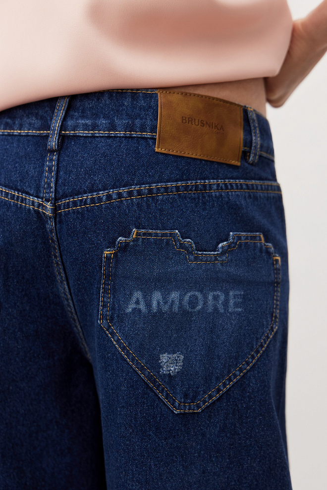 Прямые джинсы с принтом в виде сердечек