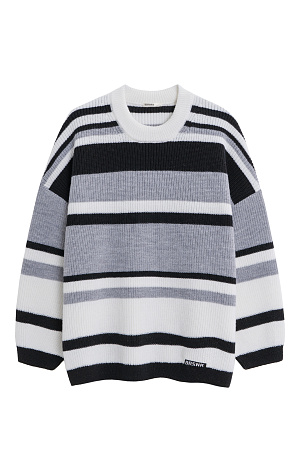 серый Трикотажный джемпер из шерсти в полоску. Модель свободного силуэта, со спущенной линией плеч, длинными рукавами и круглым вырезом горловины. Изделие декорировано пришивным логотипом бренда.&nbsp;&nbsp;