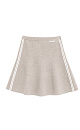 Трикотажная юбка длины мини из кашемира и шерсти. Модель полусолнце, с эластичным поясом на резинке, тонкими лампасами контрастного цвета и брендированным жаккардом. Дополнить образ можно бомбером в таком же стиле.
