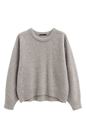 бежевый Трикотажный джемпер из шерсти яка с добавлением шерсти мериноса экстрафайн. Модель свободного силуэта, с вывязанной круглой горловиной и рукавом реглан с декоративными сбавками. Низ изделия и манжеты рукавов выполнены в рубчик.