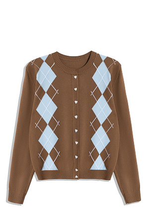 коричневый Трикотажный кардиган из вискозы с узором аргайл. Модель свободного силуэта с длинными рукавами, круглым вырезом горловины и застежкой на пуговицы-сердечки. Края изделия выполнены в рубчик.