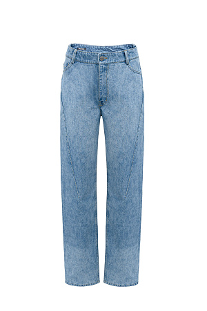 голубой Прямые джинсы из 100% хлопка. Модель прямого кроя, заужена к низу. Пять карманов. Застежка на молнию и металлическую пуговицу.