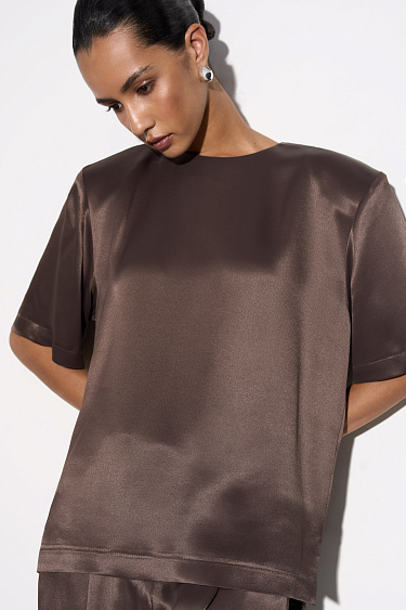 Атласная футболка с подплечниками