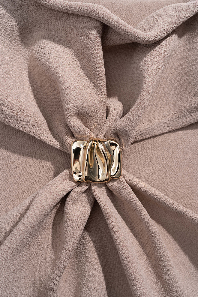 Трикотажный топ с декоративной перемычкой