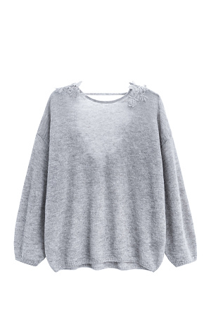 серый Трикотажный полупрозрачный джемпер из шерсти мериноса экстрафайн и альпака экстрафайн. Модель свободного силуэта со спущенной линией плеча и V-образным вырезом на спинке, декорированным кружевом.