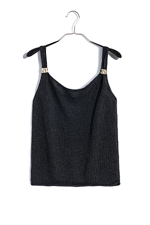 черный Трикотажный топ из вискозы с люрексом. Модель с широкими бретелями, декорированными металлическими элементами.