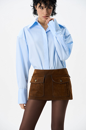 голубой Рубашка из хлопка. Модель прямого кроя, с длинными рукавами с манжетами, классическим отложным воротником, увеличенными плечами и завязкой на спинке. Застежка на пуговицы под планкой.