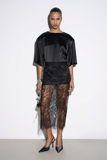 Атласная футболка с подплечниками