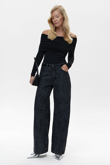 Прямые джинсы с принтом чешуи змеи