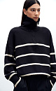 Трикотажный джемпер из 100% хлопка в полоску. Модель свободного силуэта со спущенной линией плеча и воротником-стойкой на молнии.