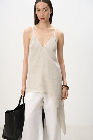бежевый Ассиметричный топ из 100% льна. Модель свободного силуэта на тонких бретелях с треугольным лифом.