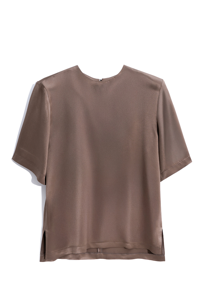 Атласная футболка с подплечниками