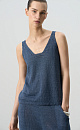 Трикотажный топ из 100% льна. Модель прямого кроя, на широких бретелях, с глубокой проймой и U-образным вырезом горловины. Края изделия выполнены в рубчик.