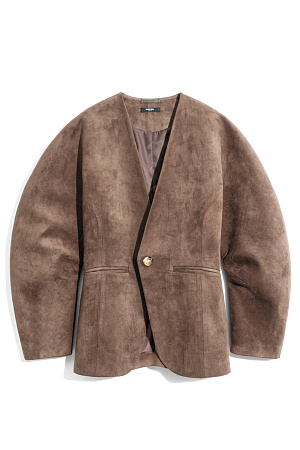 бежевый Однобортный жакет из ткани с имитацией внешнего вида и свойств натуральной замши. Модель без лацканов с большими объемными рукавами и боковыми прорезными карманами. Изделие на подкладке.