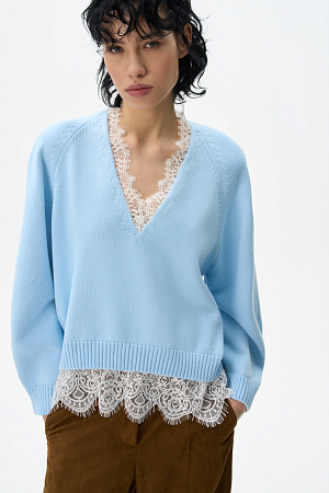 голубой Трикотажный джемпер из 100% хлопка. Модель свободного силуэта с рукавом реглан и V-образным вырезом. Вырез и низ изделия декорированы кружевом контрастного цвета.
