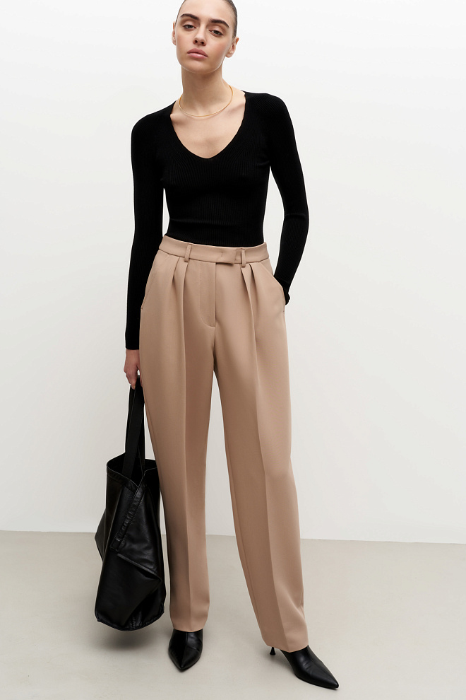 Брюки-бананы с защипами на талии