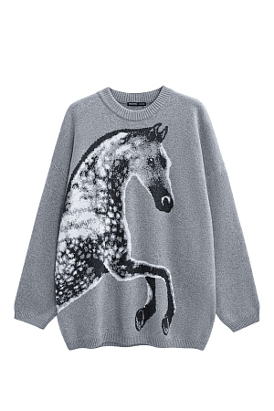 серый Трикотажный джемпер из шерсти и кашемира. Модель свободного силуэта со спущенной линией плеч, круглым вырезом горловины и жаккардовым анималистичным принтом лошади. Края изделия выполнены в рубчик.