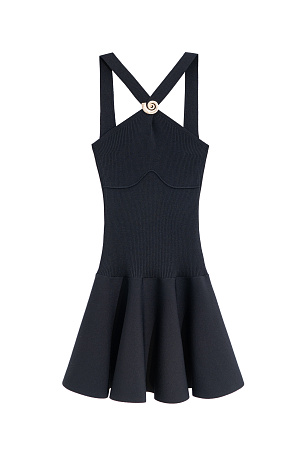 черный Трикотажное платье длины мини из вискозы. Модель приталенного силуэта на широких бретельках, перекрещенных на лифе и декорированных пряжкой в виде ракушки. Изделие с открытой спинкой, вывязанным лифом и юбкой-солнце.
