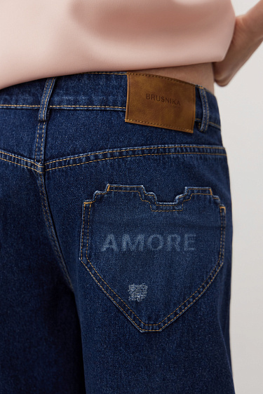 Прямые джинсы с принтом в виде сердечек