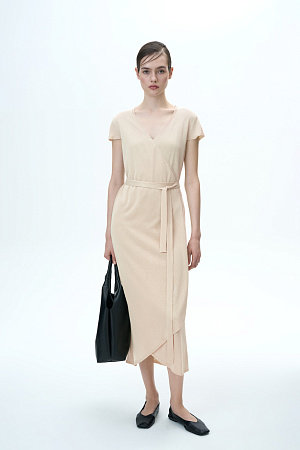 бежевый Лёгкое трикотажное платье станет прекрасным спутником летних дней. V-образный вырез идеально подходит для объёмных аксессуаров, а асимметричный край юбки добавляет образу элегантности.