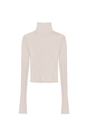 бежевый Укороченная трикотажная водолазка из вискозы. Модель приталенного силуэта, с длинными расклешенными рукавами и воротником-стойкой.