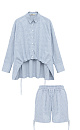 Принтованный костюм из 100% хлопка, состоящий из рубашки и шорт. Рубашка свободного кроя, с длинными рукавами, классическим отложным воротником и кулиской по низу изделия. Короткие шорты с карманами, широким поясом на кулиске и завязками по бокам.