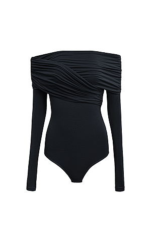 черный Боди из модала с драпировкой на груди. Модель приталенного силуэта, с длинным рукавом, открытой линией плеч и застежкой на бельевые крючки.