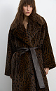 Длинная шуба из экомеха с анималистичным принтом, имитирующим окрас леопарда. Модель прямого кроя с широким отложным воротником и шлевками на поясе. Широкий пояс из экокожи в комплекте. 