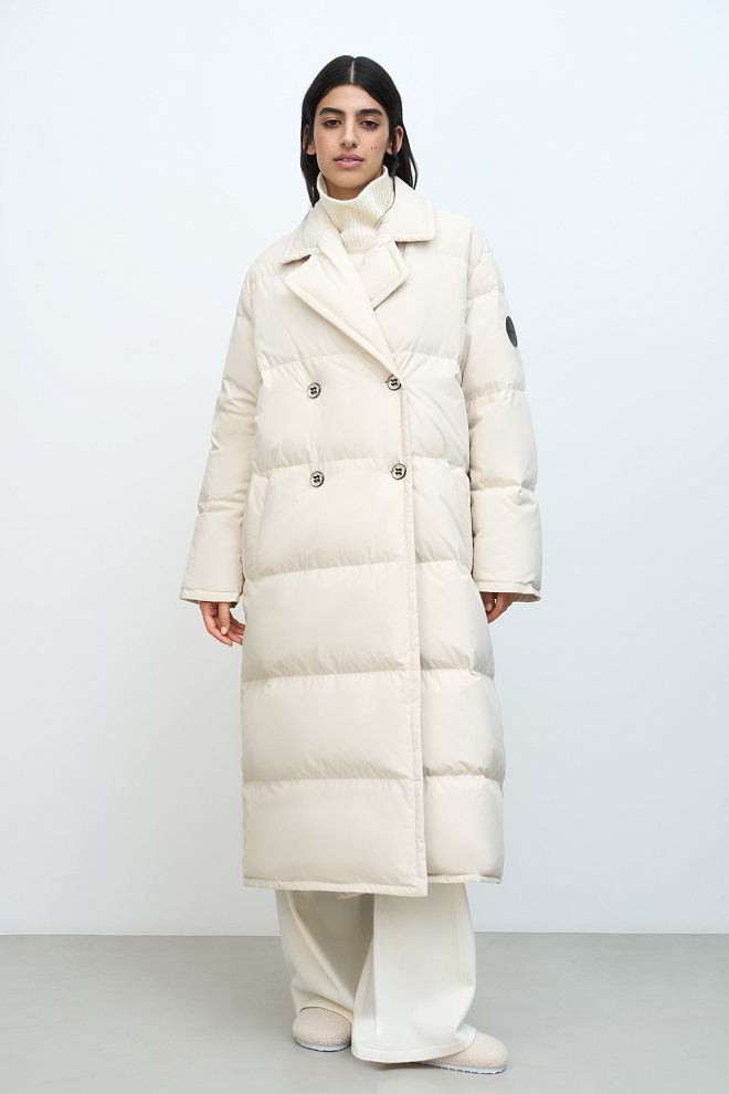 Длинный пуховик с сумкой на поясе