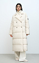Длинный пуховик на пуговицах. Модель с поясной сумкой. Средний показатель водонепроницаемости, наполнитель пух-перо.