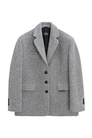 серый Однобортный жакет-пальто из шерсти. Модель прямого кроя с классическим отложным воротником и двумя прорезными карманами с клапанами. Застежка на пуговицы. Изделие декорировано пуговицами на манжетах и брендированным ярлыком на клапане кармана. Пояс из экокожи в комплекте. Пальто на подкладке. 