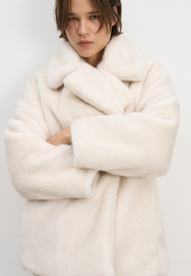 Шуба из экомеха с тонким поясом