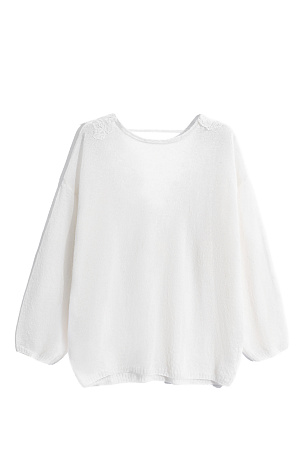белый Трикотажный полупрозрачный джемпер из шерсти мериноса экстрафайн и альпака экстрафайн. Модель свободного силуэта со спущенной линией плеча и V-образным вырезом на спинке, декорированным кружевом.