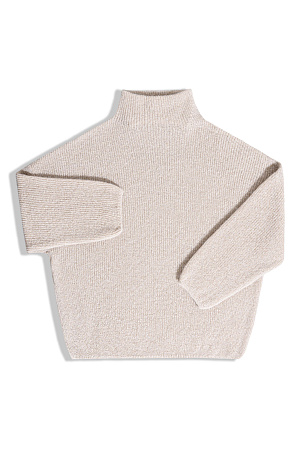 бежевый Трикотажный джемпер с люрексом. Модель свободного силуэта со спущенной линией плеча и вывязанным воротником.