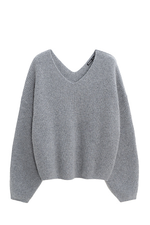 серый Трикотажный джемпер из пуха лисы. Модель свободного силуэта со спущенной линией плеч и V-образным вырезом горловины. Образ можно дополнить юбкой в том же стиле.