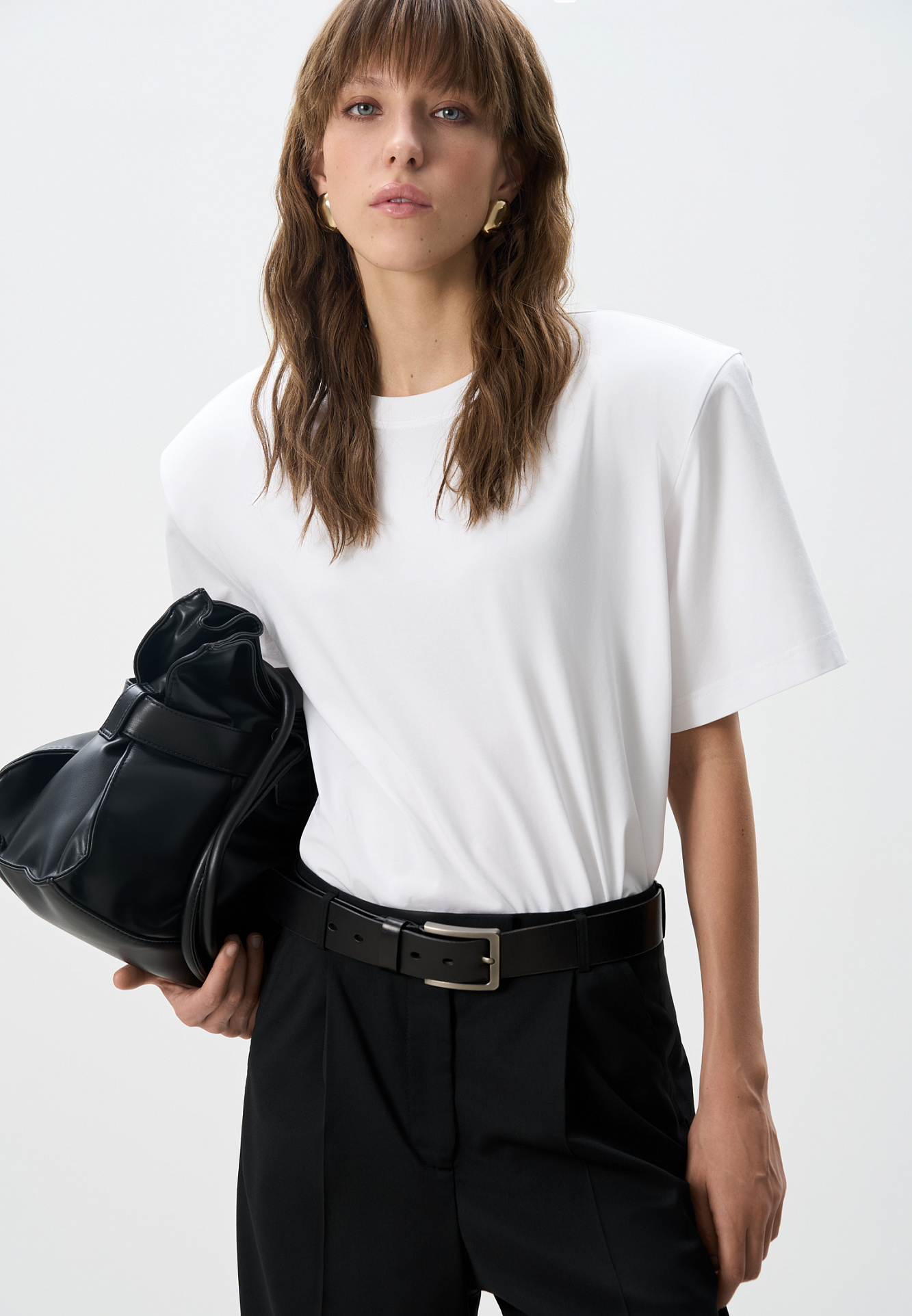 Футболка из 100% хлопка. Модель с подплечниками, короткими рукавами и круглым вырезом горловины.