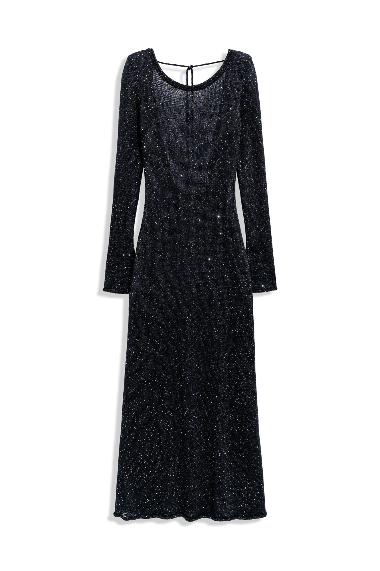 Трикотажное платье длины макси из хлопка с пайетками. Модель приталенного силуэта с длинными рукавами и открытой спиной. Манжеты рукавов и подол декорированы валиками.