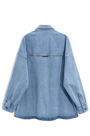 Джинсовая рубашка с большими карманами